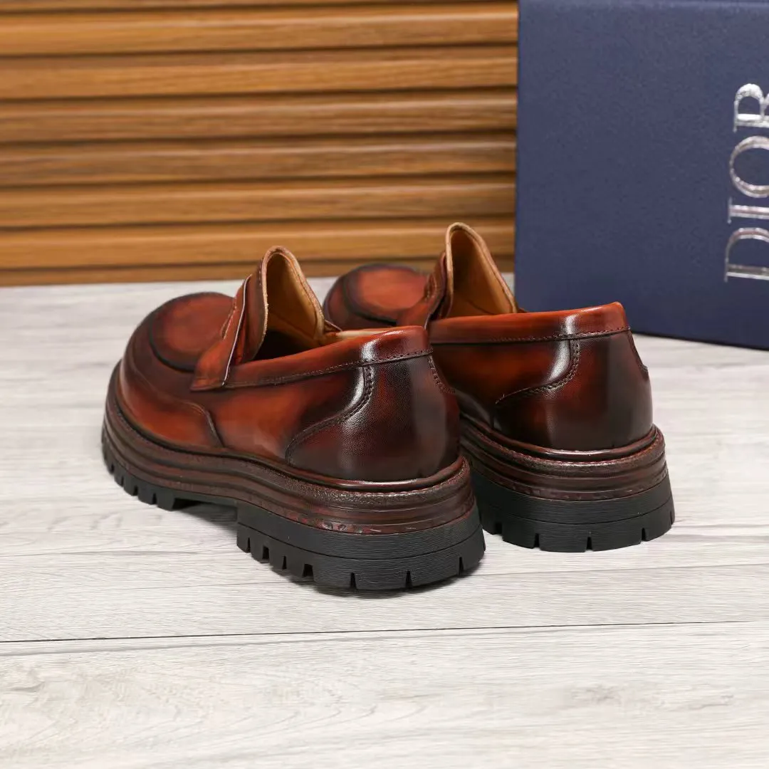 Factory price 540 🕷️🕷️[Dior] Dior's new men's shoes are launched in Hong Kong counters. Official website 1:1 production. Original Italian patented cowhide + water-dyed 🐂 leather lining. Designed by European and American masters. Goodyear craftsmanship, washed cowhide, perfect shape to create counter quality, solid color rubber wear-resistant outsole and classic dazzling toe! Super versatile and very comfortable. High-end without losing taste, fashionable and novel! ! Absolute focus! Colors optional, code number 38-44 (45 customized)